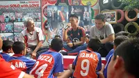 Yussa Nugraha di hadapan siswa SSB di Solo bercerita banyak hal soal pengalaman dan kesehariannya bersama SC Feyenoord. (Bola.com/Romi Syahputra)