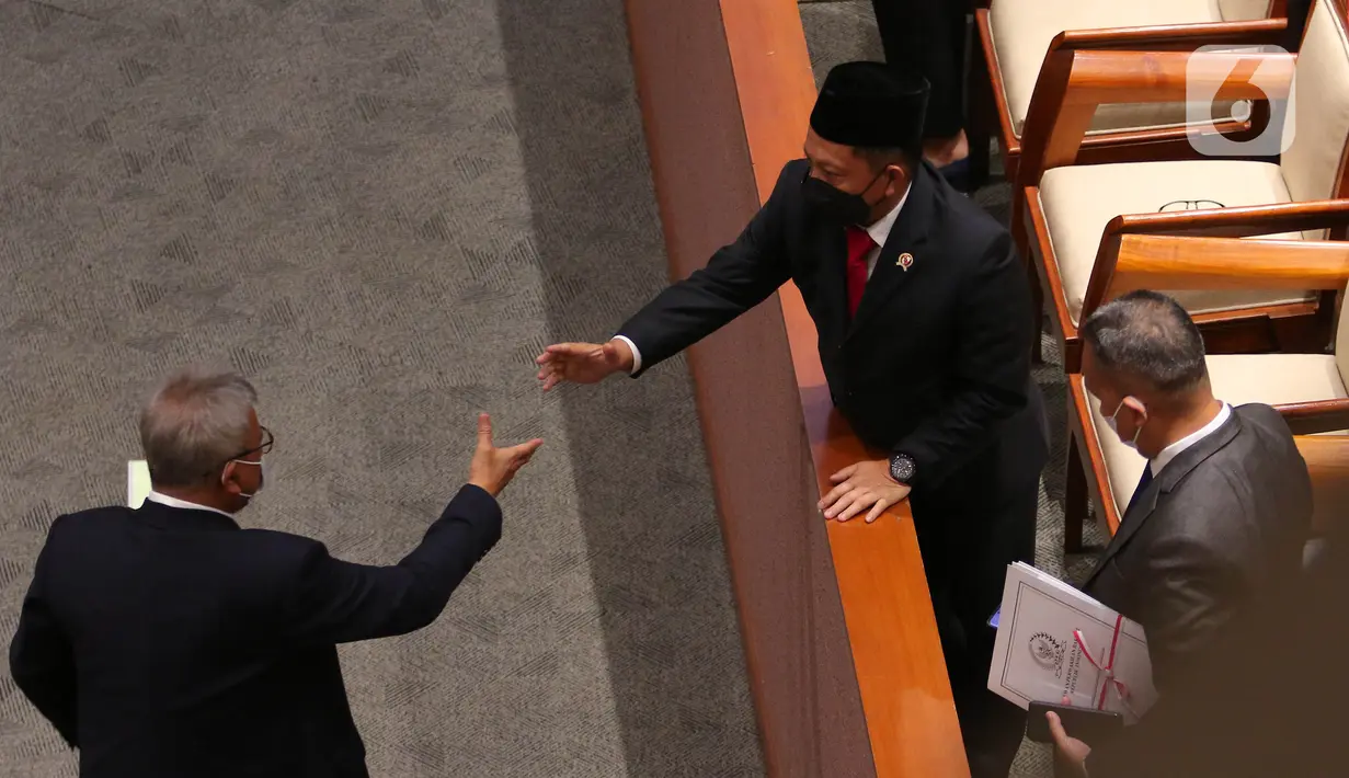 Menteri Dalam Negeri Tito Karnavian (kedua kanan) saat rapat paripurna ke-26 masa persidangan V tahun 2021-2022 di Kompleks Parlemen, Senayan, Jakarta, Kamis, (30/6/2022). DPR secara resmi mengesahkan tiga Rancangan Undang-Undang (RUU) tentang Daerah Otonomi Baru (DOB) menjadi UU, terkait pemekaran wilayah di Provinsi Papua. (Liputan6.com/Angga Yuniar)