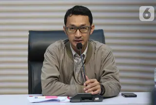 Juru Bicara Komisi Pemberantasan Korupsi (KPK), Budi Prasetyo memberi keterangan terkait Operasi Tangkap Tangan (OTT) Bupati Tulungagung, Gatut Sunu Wibowo, di Gedung Merah Putih Komisi Pemberantasan Korupsi, Jakarta, Sabtu (11/4/2026). (Liputan6.com/Helmi Fithriansyah)