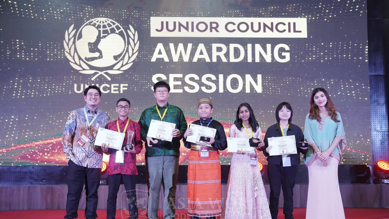 Kenzio Muhammad Raharjo, pelajar berusia 12 tahun, berhasil meraih penghargaan Best Delegate atau penghargaan tertinggi dalam Asia World Model United Nations (AWMUN) di Kuala Lumpur, Malaysia. (Liputan6.com)