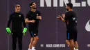 Andre Gomes (2kiri)  tertawa saat mendapat tepuk tangan Suarez pada sesi latihan di Sports Center FC Barcelona Joan Gamper, Sant Joan Despi (15/8/2017). Barcelona akan melawan Madrid pada leg kedua Piala Super Spanyol. (AFP/Lluis Gene)