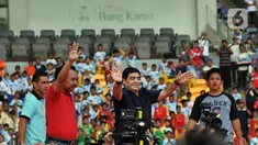 Legenda sepak bola Argentina Diego Maradona (tengah) menyapa penggemarnya saat datang ke Stadion Gelora Bung Karno (GBK), Senayan, Jakarta, Sabtu (29/6/2013). Diego Maradona dikabarkan meninggal dunia karena serangan jantung. (Liputan6.com/Helmi Fithriansyah)