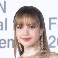 Lisa BLACKPINK Tampil dengan Rambut Poni Ikonis Bernuansa Keemasan. [Dok/X].