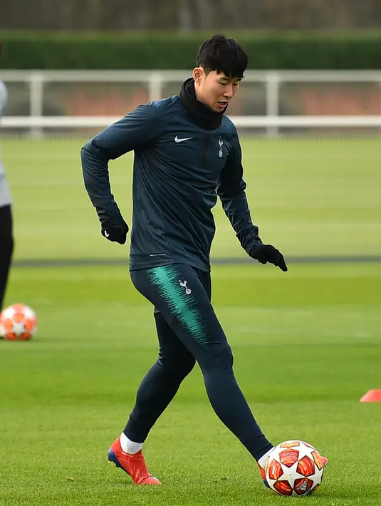 Striker Tottenham Hotspur, Son Heung-Min membawa bola saat latihan di Pusat Pelatihan Enfield, London utara (12/2). Tottenham akan bertanding melawan Borrusia Dortmund pada 16 besar Liga Champions di stadion Wambley. (AFP Photo/Glyn Kirk)