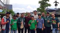 Osvaldo Haay bersama suporter Persebaya, Bonek di Jayapura. (Bola.com/Istimewa)