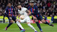 Pemain Real Madrid Karim Benzema (tengah) mengontrol bola saat mempertahan bola dari pemain Barcelona Ronald Araujo (kanan) dan Jules Kounde pada pertandingan sepak bola leg pertama semifinal Copa del Rey di Stadion Santiago Bernabeu, Madrid, Spanyol, 2 Maret 2023. Barcelona sukses megalahkan Real Madrid dengan skor 1-0 berkat gol bunuh diri Eder Militao. (AP Photo/Bernat Armangue)