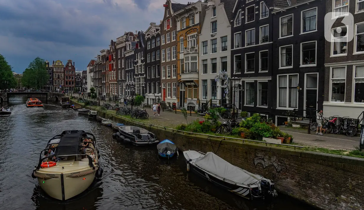 Kanal-kanal Amsterdam mulai dibangun pada abad ke-17, dan sampai saat ini masih berfungsi sebagai jalur transportasi. (merdeka.com/Arie Basuki)