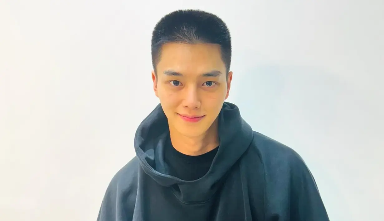 <p>Dalam keterangan fotonya, Song Kang berjanji kepada penggemar bahwa dia akan kembali dalam keadaan sehat. "Good!! Work hard!!! I will be back!!!" tulisnya. (Foto: Instagram/ songkang_b)</p>