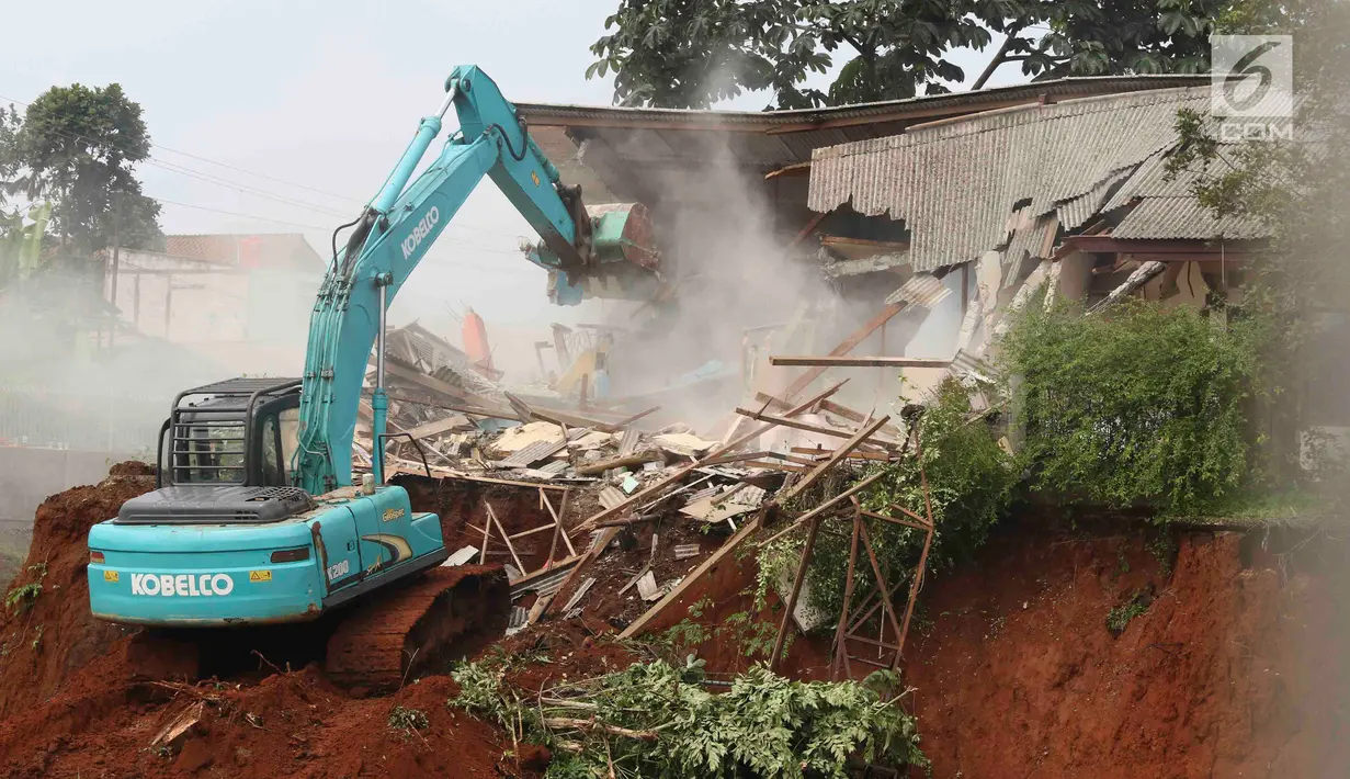 Alat berat meratakan rumah saat proses eksekusi lahan untuk proyek jalan Tol Cijago di kawasan Kukusan, Depok, Rabu (12/12). PN Depok kembali mengeksekusi 20 bidang lahan terkait proyek jalan tol Cijago Seksi II. (Liputan6.com/Immanuel Antonius)