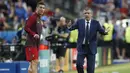 Ekspresi Cristiano Ronaldo dan pelatih Portugal, Fernando Santos saat beraksi dipinggir lapangan pada Final Piala Eropa 2016 di Stade de France, Saint-Denis, Paris,(11/7/2016) dini hari WIB.   (REUTERS/Carl Recine)