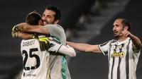 Kiper Juventus, Gianluigi Buffon merangkul rekan setimnya, Adrien Rabiot pada laga tunda pekan ketiga Serie A melawan Napoli di Allianz Stadium, Kamis (8/4/2021) dini hari WIB. Juventus menang 2-1 atas Napoli lewat gol yang dicetak Ronaldo dan Paulo Dybala.  (Marco BERTORELLO/AFP)