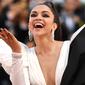 Aktris Bollywood, Deepika Padukone berpose ketika tiba untuk pemutaran film "Rocketman" di karpet merah Festival Film Cannes 2019 di Prancis, Kamis (16/5/2019). Melengkapi tampilan mewahnya, Deepika mengenakan anting-anting, cincin dan gelang berlian dari Lorraine Schwartz. (LOIC VENANCE / AFP)