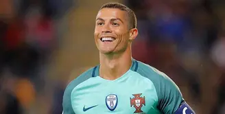 Rasa bahagia tengah menyelimuti pesepak bola Cristiano Ronaldo. Baru-baru ini ia dikaruniai anak kembar yang berasal dari rahim seorang ibu pengganti. Meskipun begitu, Ronaldo tetap berbahagia. (Instagram/cristiano)