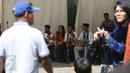 Warga yang akan mencoblos dihibur oleh kelompok Keroncong Tugu di TPS 04 Gambir, Jakarta Pusat, Rabu (19/4). Sekelompok pemusik keroncong dihadirkan di depan TPS untuk menghibur warga yang mencoblos pada Pilkada DKI 2017. (Liputan6.com/Angga Yuniar)