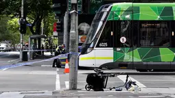 Kereta bayi tergeletak di lokasi sebuah mobil menghantam para pejalan kaki di pusat kota Melbourne, Australia, Jumat (20/1). Media-media Australia melaporkan, mobil itu melaju secara sembrono sebelum menabrak para pejalan kaki. (AP Photo/Andrew Brownbill)