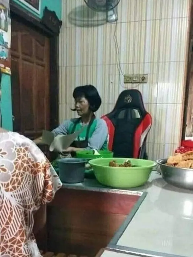Pedagang Kaki Lima Dilengkapi Peralatan Canggih