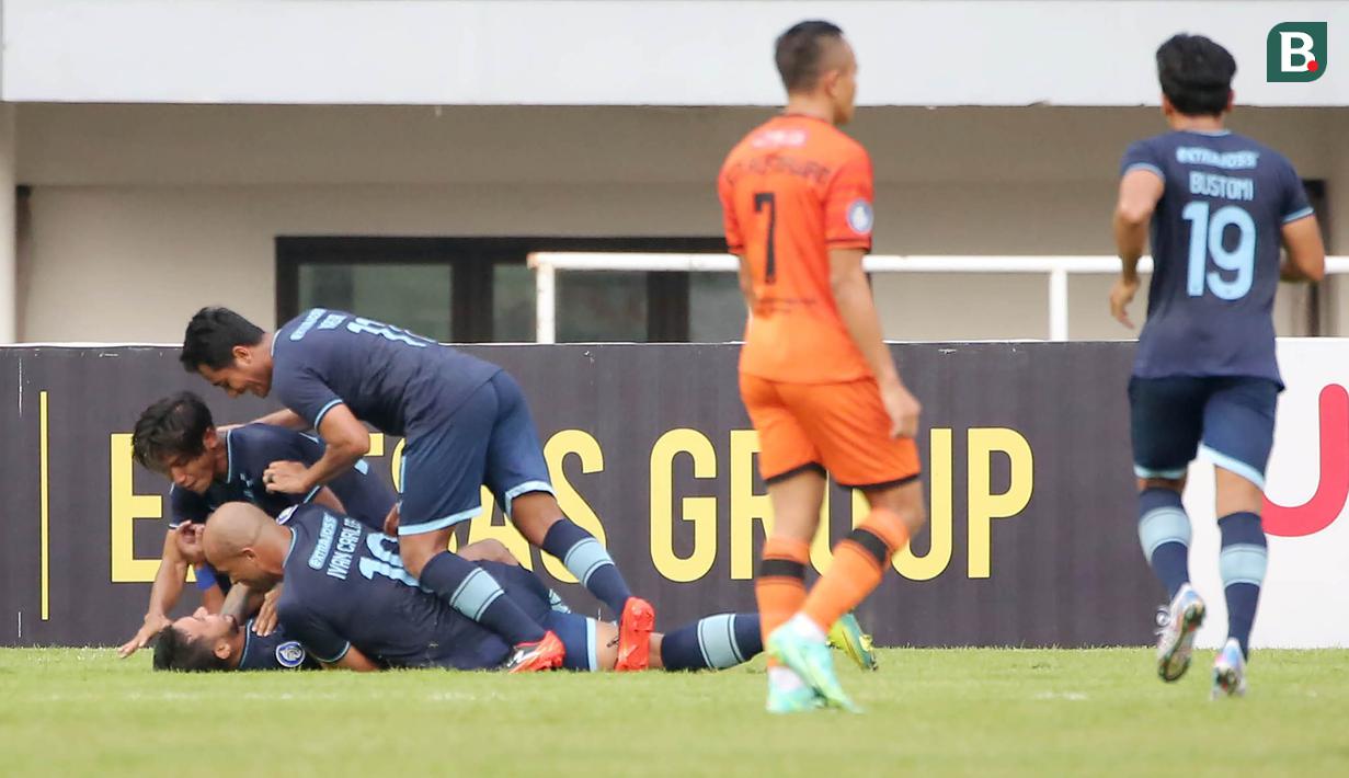 Pemain Persela Lamongan, Gian Zola (bawah) bersama rekan setim melakukan selebrasi usai mencetak gol ke gawang Persiraja Banda Aceh dalam laga pekan ke-5 BRI Liga 1 2021/2022 di Stadion Pakansari, Bogor, Selasa (28/9/2021). Persela menang 1-0. (Bola.com/ M Iqbal Ichsan)