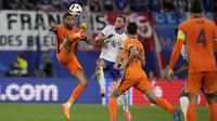 Timnas Belanda dan Timnas Prancis harus puas bermain imbang tanpa gol pada laga kedua Grup D Euro 2024 di&nbsp;Leipzig Stadium, Leipzig, Sabtu (22/6/2024) dini hari WIB. Meski gagal menang, kedua tim tetap menjaga asa lolos ke perempat final Euro 2024. (AP Photo/Mathias Schrader)