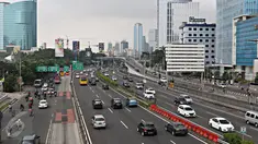 Sejumlah kendaraan melintasi jalan protokol di kawasan Mampang, Jakarta, Kamis (5/5). Libur panjang libur nasional dan cuti bersama 5 sampai 8 Mei membuat sejumlah ruas di Jakarta terpantau lengang. (Liputan6.com/Immanuel Antonius)