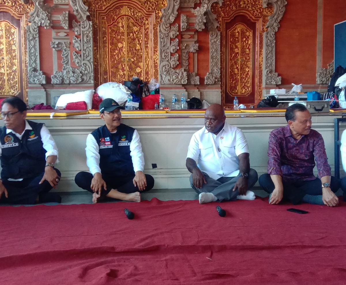 mensos serahkan santunan kepada keluarga korban banjir di bali