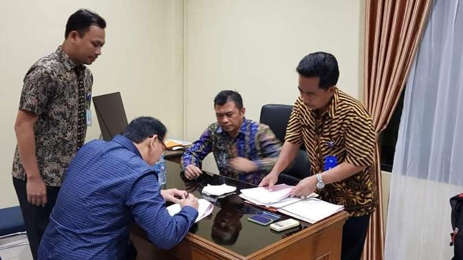 Anok saat mengurus administrasi bebas murni di Mako Brimob, Depok. (Tim BTP)