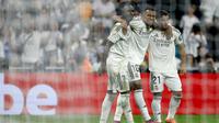 Penyerang Real Madrid asal Prancis #10, Kylian Mbappe, merayakan gol ketiga timnya bersama penyerang Real Madrid asal Brasil #07, Vinicius Junior (kiri), dan penyerang Real Madrid asal Maroko #21, Brahim Diaz, dalam pertandingan Liga Spanyol antara Real Madrid CF dan Villarreal CF di Stadion Santiago Bernabeu, Madrid, Minggu (5-10-2025) dini hari WIB. (Oscar DEL POZO/AFP)