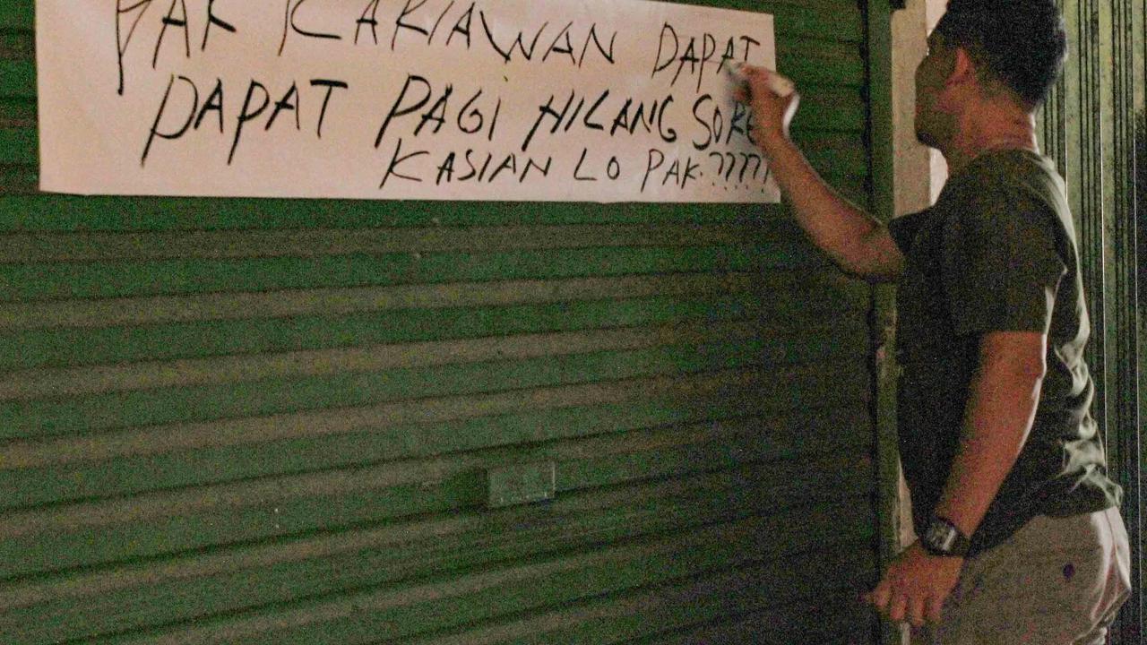FOTO: Pasar Pramuka Lumpuh, Pedagang Gelar Aksi Tolak Revitalisasi yang Dinilai Memberatkan