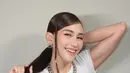 Bukan Ayu namanya kalau tidak ada sentuhan Korean Look. Penampilannya pun disempurnakan dengan pulasan makeup fresh dengan bibir ombre khas Korea oleh @candrazhang. Sementara rambutnya ditata side ponytail dengan mini braids oleh hair stylist @kriznafahrezi. [@ayutingting92].