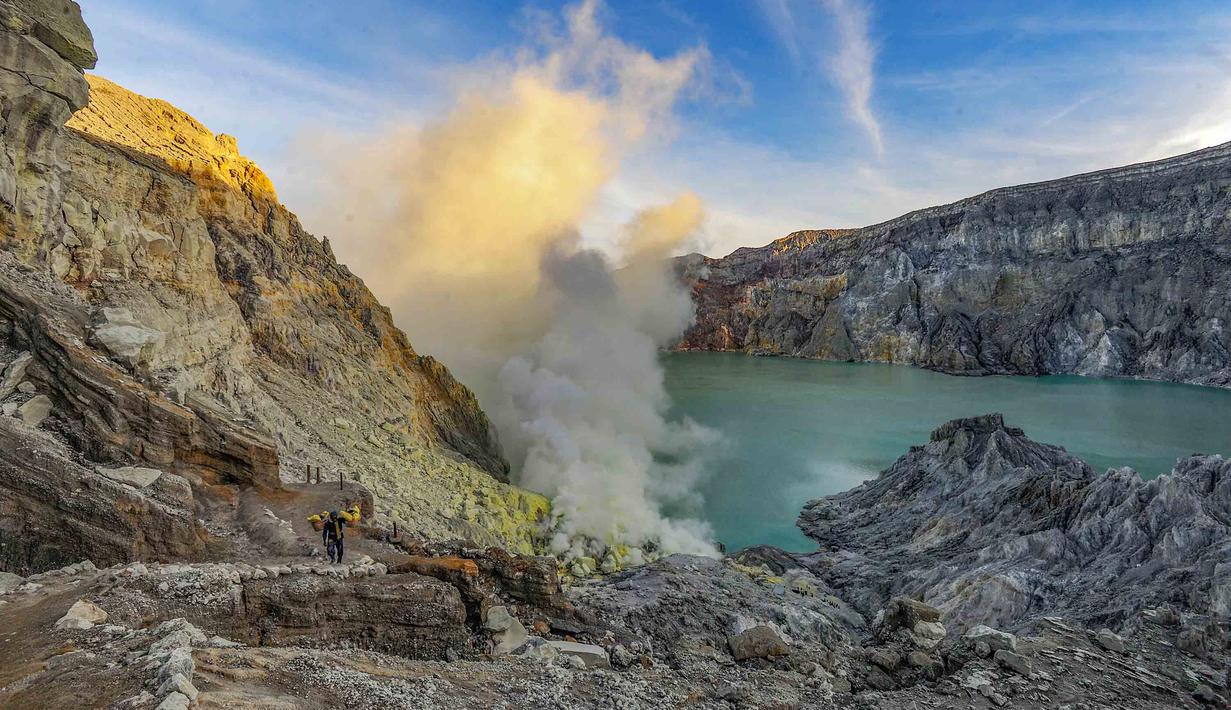 Pesona alam yang dramatis berpadu dengan suasana pendakian yang menantang membuat Kawah Ijen kerap dipilih sebagai destinasi penutup tahun yang berkesan. Wisata alam ini menawarkan pengalaman yang tidak hanya memanjakan mata, tetapi juga menghadirkan sensasi petualangan bagi pencinta alam dan pendaki. Tampak dalam foto, penambang tradisional memikul bongkahan belerang dari dasar kawah Ijen di Banyuwangi, Jawa Timur. (merdeka.com/Arie Basuki)