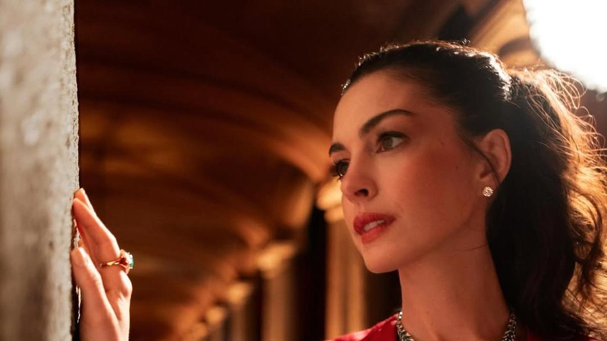 Anne Hathaway Tampil bak Miranda Priestly, Kalung Safir Langka 26,65 Karat Disorot
