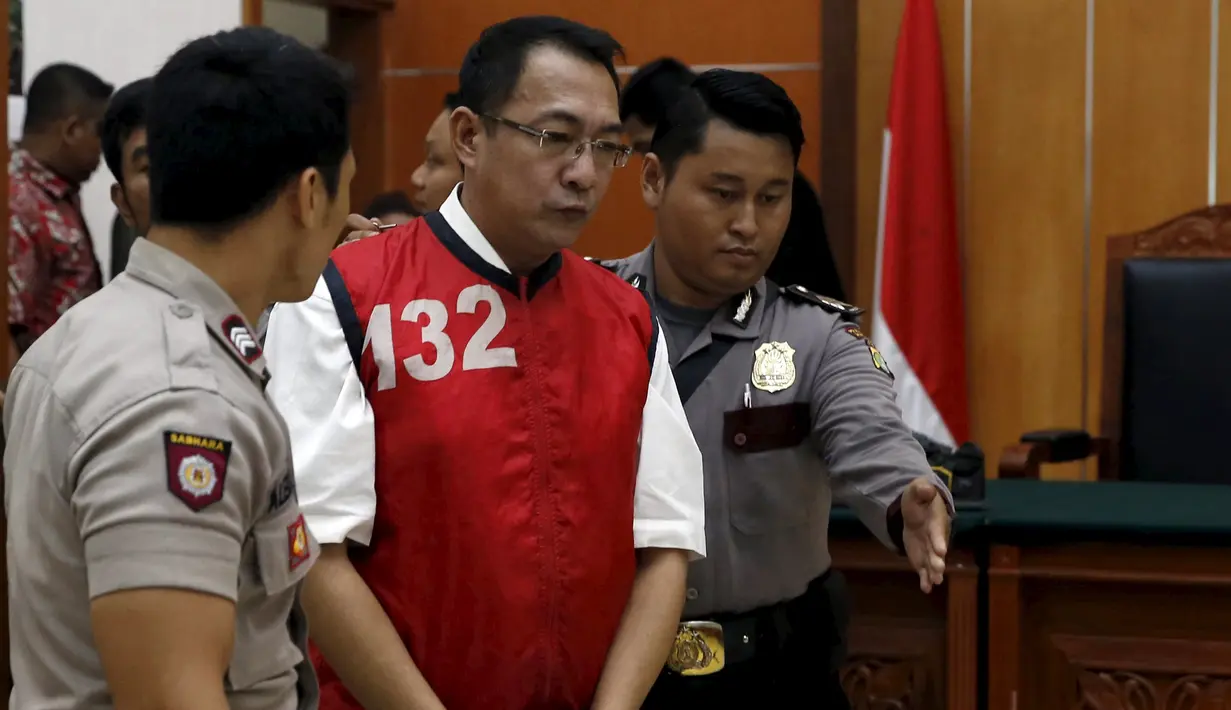 Wong Chi Ping (tengah) dikawal polisi saat memasuki ruang sidang di Pengadilan Negeri Jakarta Barat, Jumat (13/11/2015). Ini merupakan penyelundupan obat terbesar yang pernah terjadi di Indonesia. (REUTERS/Beawiharta)