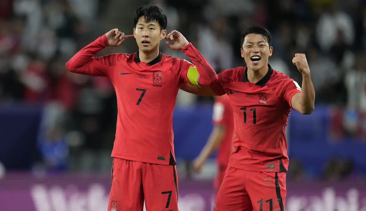 Selebrasi gelandang Timnas Korea Selatan, Son Heung-min (kiri) bersama rekannya, Hwang Hee-chan setelah mencetak gol kedua ke gawang Australia melalui tendangan bebas pada laga perempatfinal Piala Asia 2023 di Al Janoub Stadium, Al Wakrah, Qatar, Jumat (2/2/2024) malam waktu setempat. (AP Photo/Aijaz Rahi)