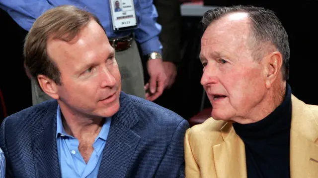 George H. W. Bush (kanan) bersama putranya, Neil Bush (kiri). (AP)