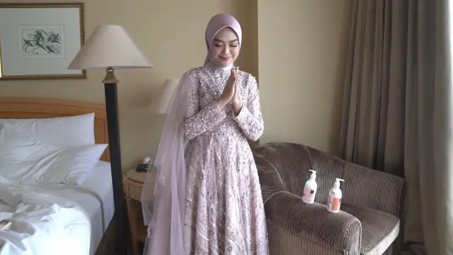 Pesona Anggun Ria Ricis dengan Gaun Ungu Muda di Momen Lamaran
