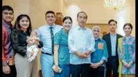 Foto Bareng Keluarga Jokowi, Sandal Jepit Selvi Ananda Bikin Salfok. foto: TikTok @ww.tiktok.commasako
