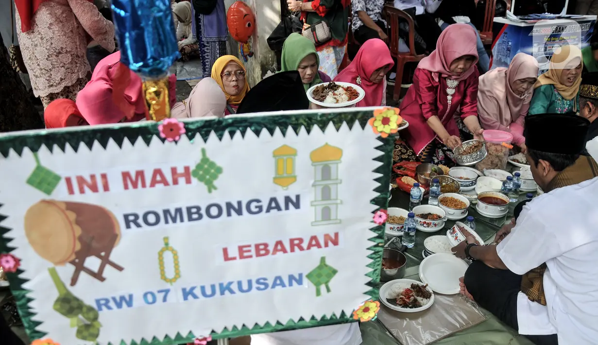 Warga makan bersama saat pelaksanaan Lebaran Kukusan. (merdeka.com/Iqbal S. Nugroho)