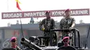 Kepala Staf TNI Angkatan Laut (KASAL) Laksamana TNI Ade Supandi (kanan) memimpin upacara Hari Korps Marinir TNI AL yang ke-70 di Markas Marinir Cilandak, Jakarta Selatan, (15/11/2015). Korps ini dibentuk pada 10 September 1945. (Liputan6.com/Helmi Afandi)