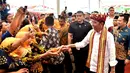 Presiden Joko Widodo bersalaman dengan masyarakat saat acara penyerahan 1.300 sertifikat hak atas tanah untuk masyarakat di Kabupaten Lampung Tengah, Jumat (23/11). (Liputan6.com/HO/Biropers)