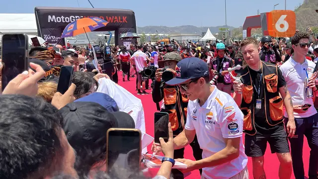 Foto: Melihat Kedekatan Pembalap dan Penggemar di Sirkuit Mandalika dalam Kegiatan MotoGP Hero Walk