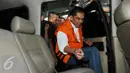 Ketua Komisi D DPRD DKI Jakarta, Mohamad Sanusi memasuki mobil usai diperiksa sebagai tersangka terkait kasus tindak pidana pencucian uang (TPPU) di KPK, Jakarta, Kamis (14/7). (Liputan6.com/Helmi Afandi)