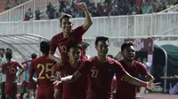 Pemain Timnas Indonesia U-22 merayakan gol yang dicetak Egy Maulana Vikri ke gawang Timnas Iran U-23 pada laga uji coba internasional di Stadion Pakansari, Bogor, Sabtu (16/11). Indonesia menang 2-1 atas Iran. (Bola.com/Yoppy Renato)