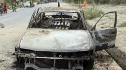 Tabung peluncur roket terlihat di dalam kendaraan yang hancur di Kabul, Afghanistan, Senin (30/8/2021). Tidak diketahui jelas siapa yang meluncurkan roket tersebut. (AP Photo/Khwaja Tawfiq Sediqi)