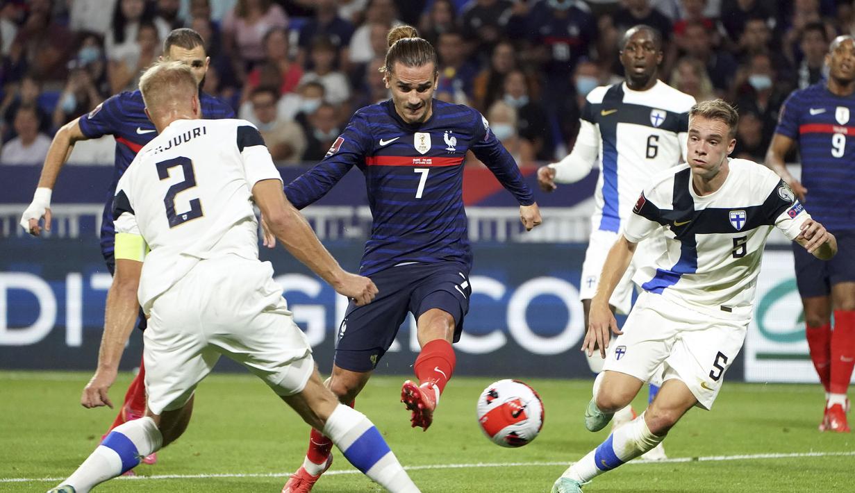 Antoine Griezmann memecah kebuntuan pada menit ke-25. Sepakan punggung kaki kirinya usai menerima umpan Karim Benzema bersarang telak di gawang Finlandia. Prancis memimpin 1-0 dan bertahan hingga babak pertama usai. (Foto: AP/Laurent Cipriani)