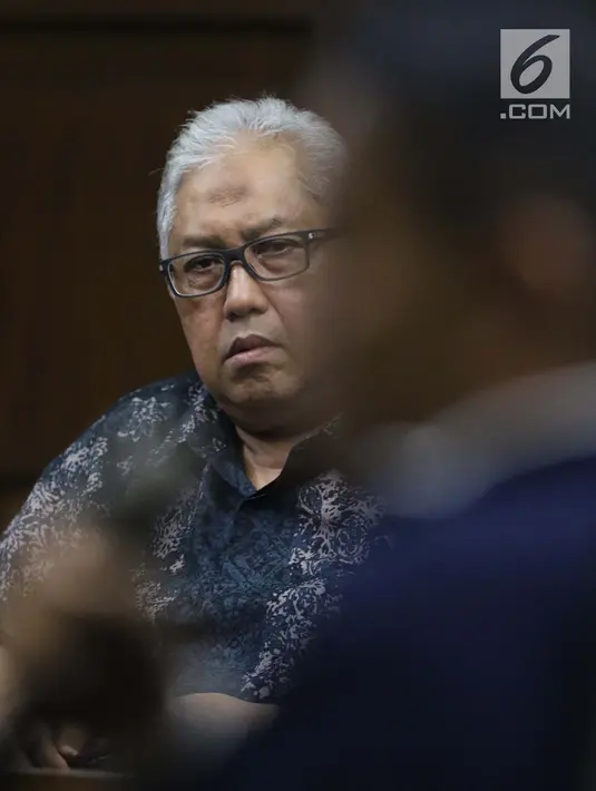 Terdakwa dugaan suap anggota Komisi I DPR 2014-2019 Fayakhun Andriadi terkait penambahan anggaran untuk pengadaan proyek satelit monitoring dan drone Bakamla, Erwin Syaaf Arief (kiri) saat menjalani sidang lanjutan di Pengadilan Tipikor, Jakarta, Senin (5/8/2019). (Liputan6.com/Helmi Fithriansyah)