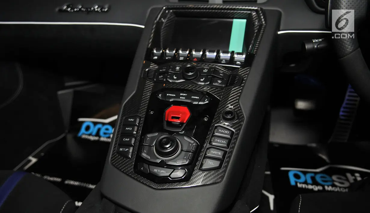 Penampakan interior Lamborghini Aventador SVJ saat dipamerkan di ajang Indonesia International Motor Show (IIMS) 2019, Jiexpo Kemayoran, Jakarta, Minggu (28/4/2019). Kabin Aventador SVJ dilengkapi dengan tombol mode berkendara yang terdiri dari Strada, Sport dan Corsa. (merdeka.com/Iqbal Nugroho)