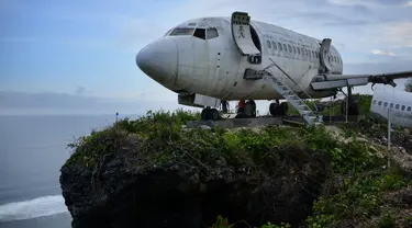 Pesawat Boeing bekas ditempatkan di tebing tepi laut untuk memikat wisatawan dan diubah menjadi sebuah vila di dekat pantai Nyang-Nyang di Kabupaten Uluwatu Badung, di pulau resor Indonesia Bali (14/9/2021). (AFP/Sony Tumbelaka)