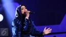 Penyanyi asal Malaysia, Siti Nurhaliza saat tampil di Konser Kemenangan D'Academy Asia 2 di Studio 5 Indosiar, Jakarta, Kamis (29/12). Siti tampil memukau dengan menyanyikan dua lagu hitsnya. (Liputan6.com/Helmi Fithriansyah)