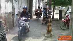 Citizen6, Jakarta: Peraturan banyak sekali diabaikan oleh sejumlah pengguna jalan. Termasuk para pengendara sepeda motor ini, yang melintas disamping gedung Fatahilah, Jakarta Pusat. Kendaraan mereka sangat mengganggu pejalan kaki. (Pengirim: Dyana)