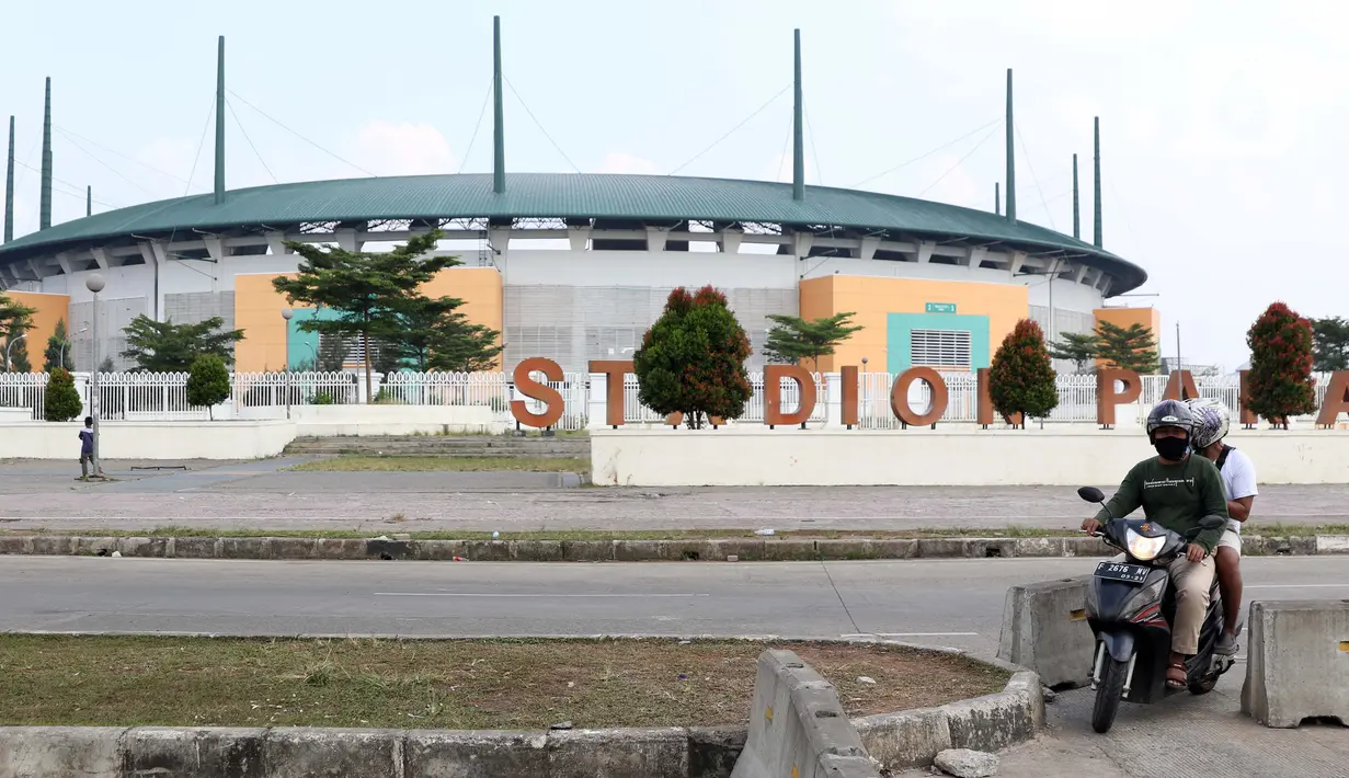 Pengendara motor menerobos beton pembatas di kawasan lingkar Stadion Pakansari, Kabupaten Bogor, Jawa Barat, Rabu (10/6/2020). Pemkab Bogor masih melakukan Pembatasan Sosial Berskala Besar (PSBB) secara proporsional hingga 2 Juli mendatang. (Liputan6.com/Helmi Fithriansyah)