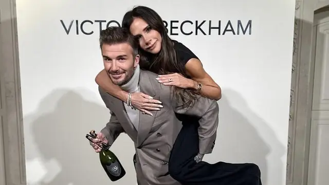 Gaya Stay Cool Victoria Beckham di Paris Fashion Week Meski Pakai Tongkat